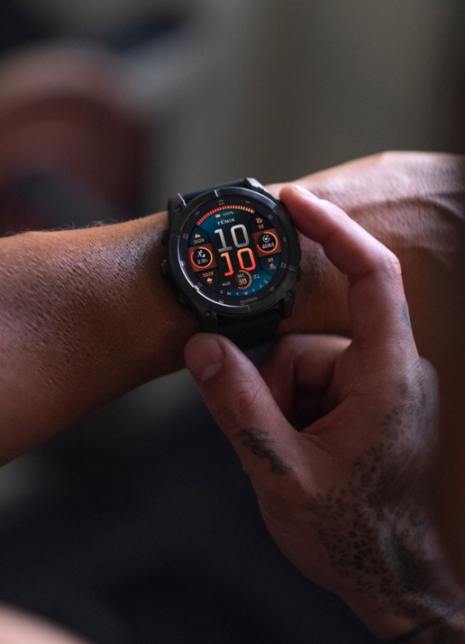 Garmin Fenix 8 43mm, AMOLED, saffier - voorkant 2 metallic