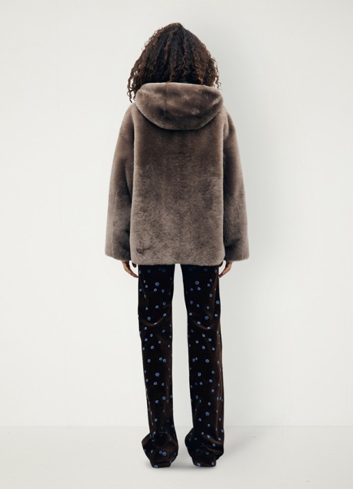 Gerard Darel Fani lammy coat van leer met capuchon - achterkant 3 lichtbruin