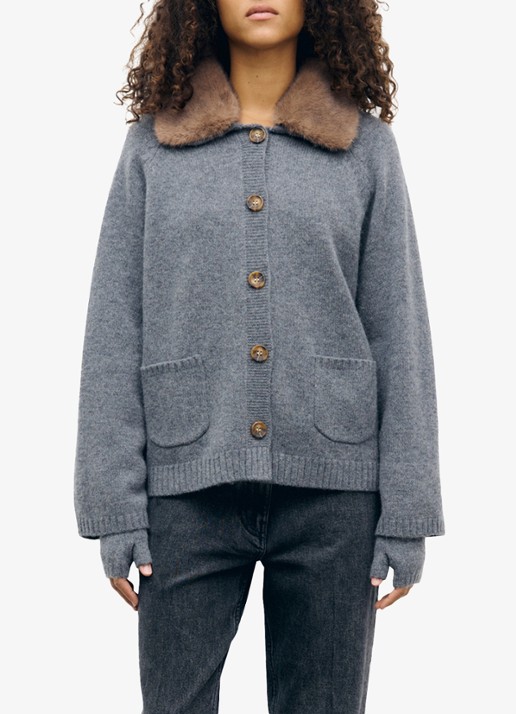 Gerard Darel Rhiza vest van kasjmier met kraag en vingerloze handschoenen - detail grijsmele