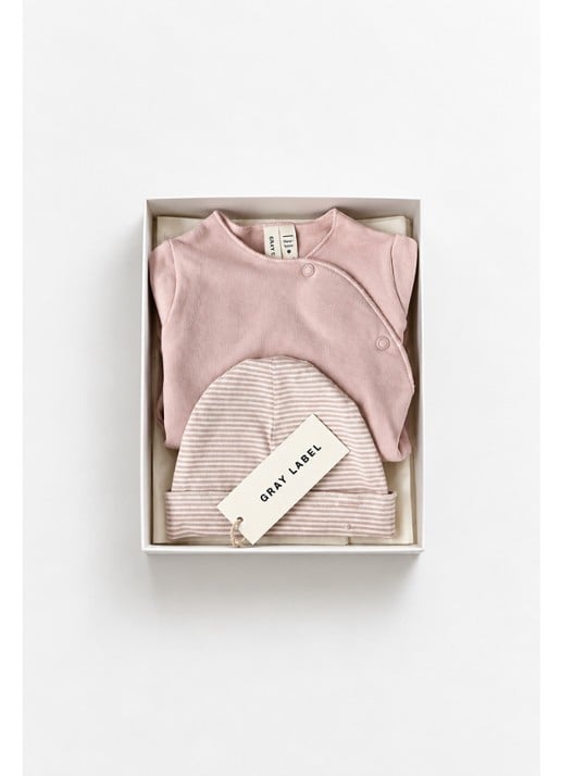 Gray Label Babypak en muts in giftset - voorkant lichtroze