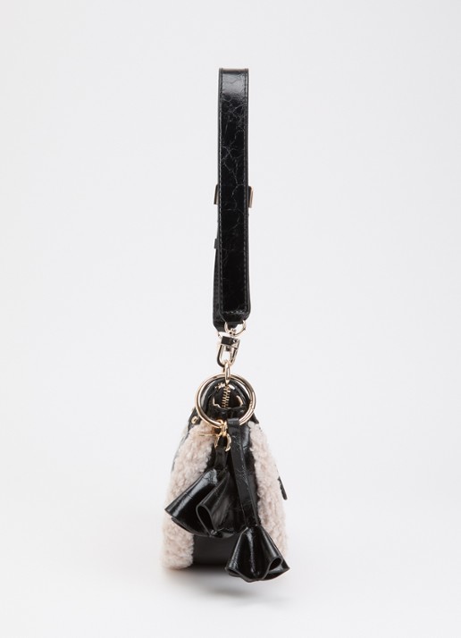 GUESS Katie schoudertas met glanzende finish en afneembare schouderriem - detail 4 zwart