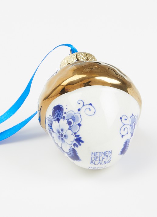 Heinen Delfts Blauw Noot Met Gouden Dopje kersthanger 5,5 cm - detail gebroken wit