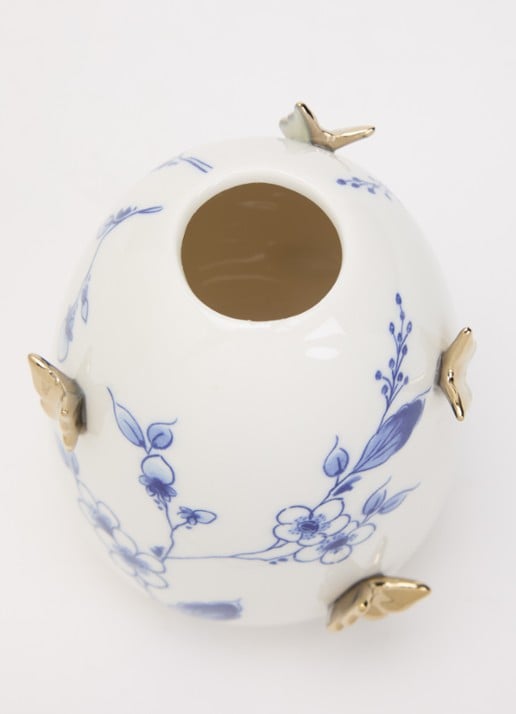 Heinen Delfts Blauw Vlindergoud vaas 11 cm - voorkant 2 gebroken wit