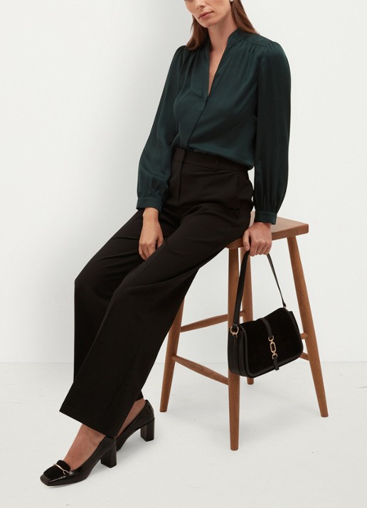 Hobbs Gwen blouse van satijn met opstaande kraag - voorkant donkergroen