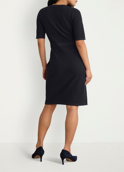 Hobbs Petra fijngebreide mini jurk met sierknopen - achterkant donkerblauw