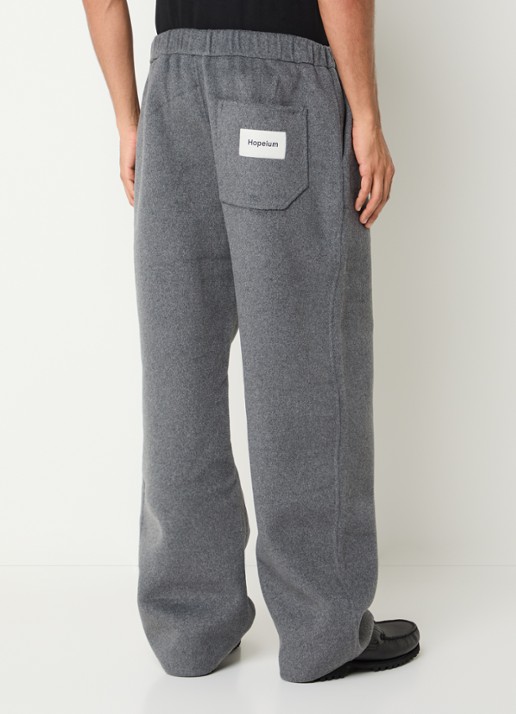 Hopeium Wide fit broek van wol met steekzakken - achterkant 3 grijsmele