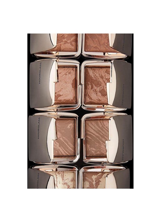 Hourglass AMBIENT™ Lighting Bronzer - detail 5 diffused bronze light