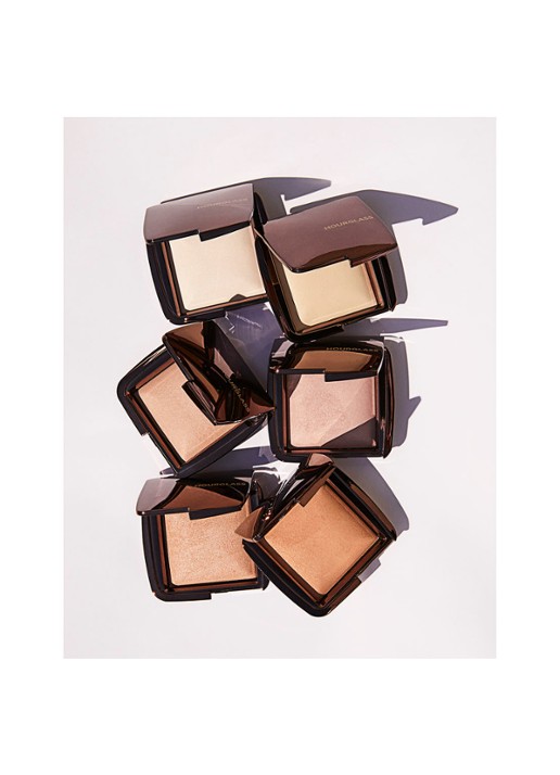 Hourglass AMBIENT™ Lightning Finishing powder - lichtreflecterend poeder - detail 5 luminous light