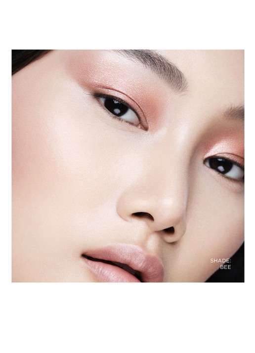 Hourglass Curator Eyeshadow - oogschaduw navulling - detail 2 bee