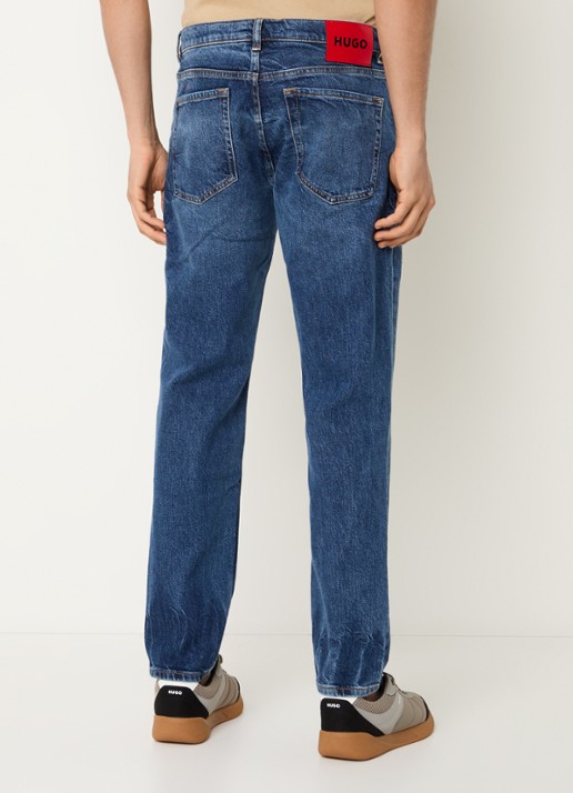 HUGO 634 tapered fit jeans met medium wassing - achterkant 5 indigo