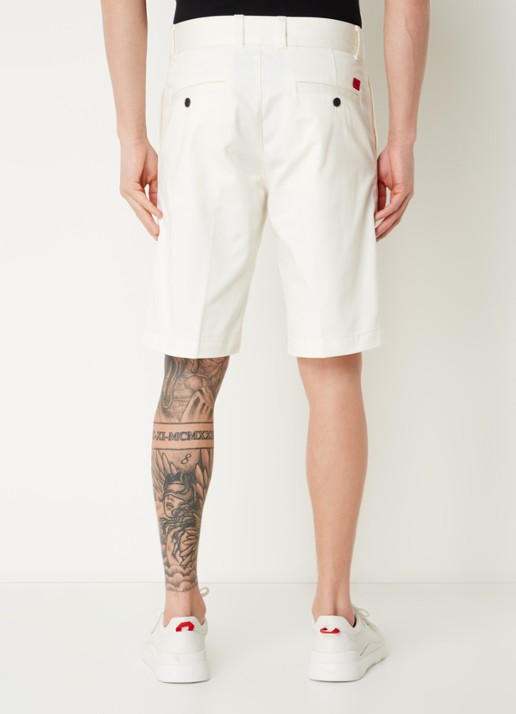 HUGO Darik straight fit korte chino met steekzakken - achterkant gebroken wit
