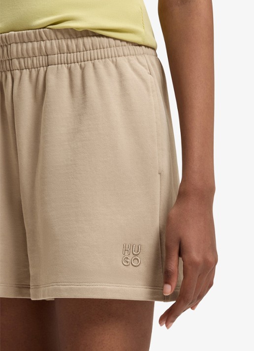 HUGO Ninoosta high waist straight fit korte joggingbroek met logoborduring - detail 4 light/pastel brown-232 / bruin
