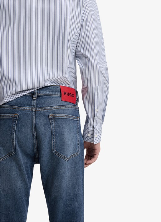 HUGO Slim fit jeans met steekzakken - detail 4 middenblauw