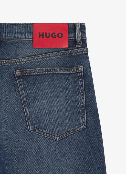 HUGO Slim fit jeans met steekzakken - detail 5 middenblauw