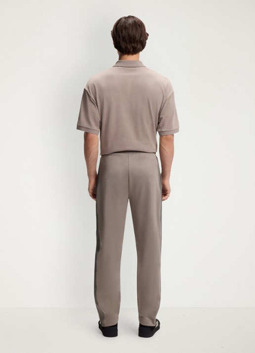 HUGO Tapered fit joggingbroek met logo - achterkant 3 lichtbruin