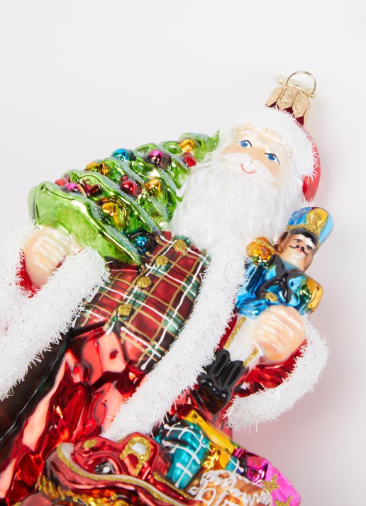 Huras Family Santa Holding Tree and Nutcracker kersthanger 16 cm - detail rood