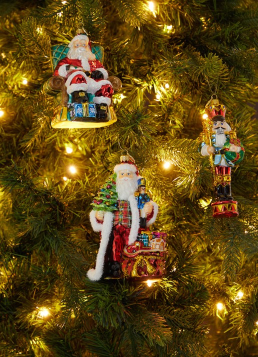 Huras Family Santa Holding Tree and Nutcracker kersthanger 16 cm - voorkant 3 rood