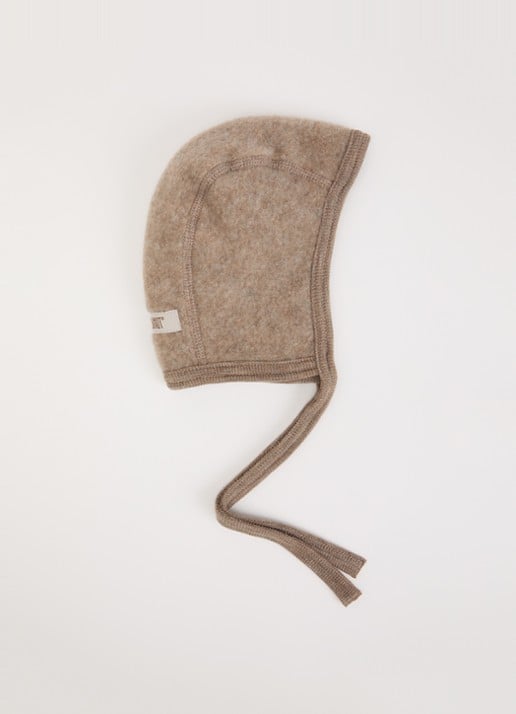 Huttelihut Babymuts van merino wol - voorkant donkerbeige