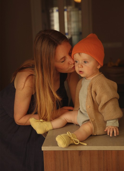 Hvid Babyslofjes van merino wol - voorkant 3 vanillegeel