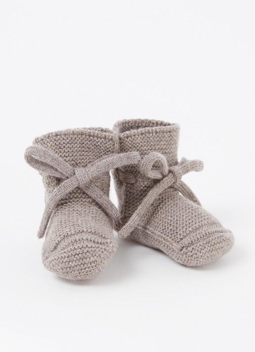 Hvid Booties gebreide babyslofjes van wol - voorkant 2 lichtgrijs