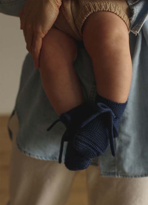 Hvid Booties gebreide babyslofjes van wol - voorkant 3 donkerblauw