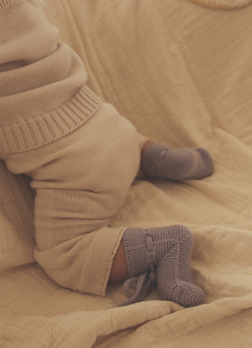 Hvid Booties gebreide babyslofjes van wol - voorkant 3 lila