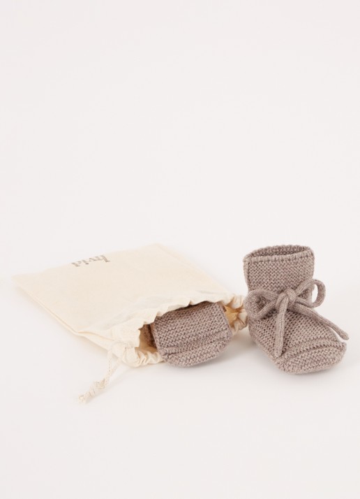 Hvid Gebreide babyslofjes van wol - detail taupe