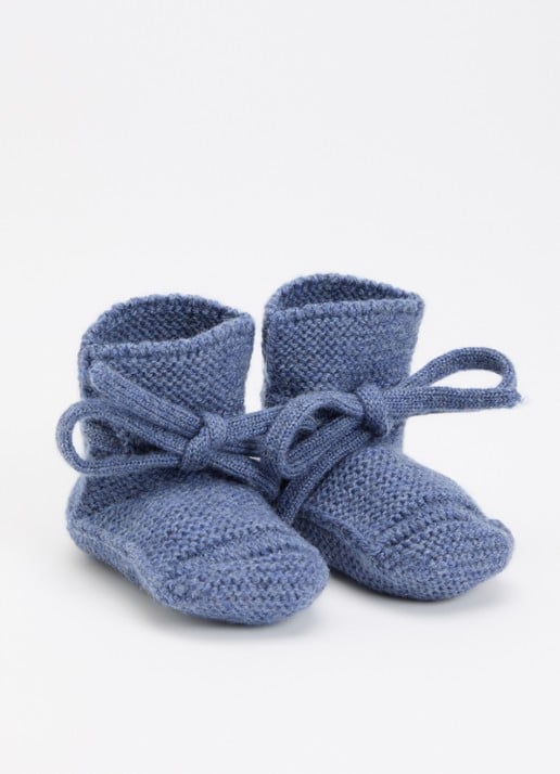 Hvid Original Booties babyslofje met strikdetail - voorkant staalblauw
