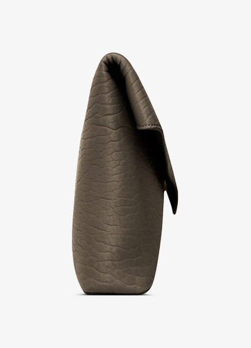 Saint Laurent Dames Cassandre Large clutch van lamsleer in de kleur Bronsgroen
