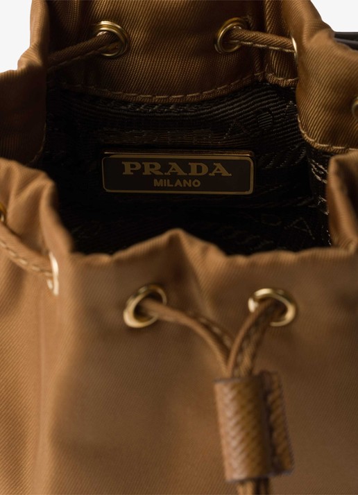 Prada Dames Mini Icon Re-Nylon sleutelhanger met leren details in de kleur Camel