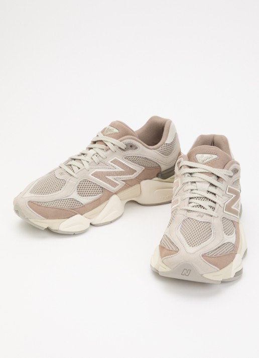 New Balance Heren 9060 sneaker met suède details in de kleur Gebroken wit, maat: 42,5