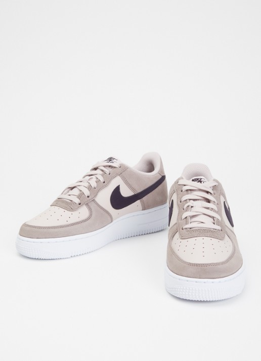 Nike Meisjes Air Force 1 sneaker van suède met leren details in de kleur Zalmroze, maat: 36.5