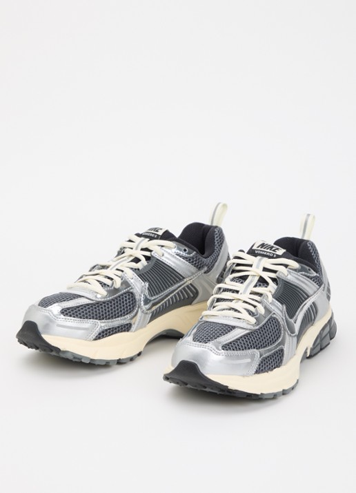 Nike Jongens Vomero 5 sneaker met mesh details in de kleur Grijs, maat: 36.5