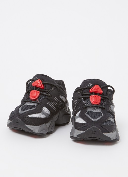 New Balance Jongens 9060 sneaker met mesh details in de kleur Zwart, maat: 25