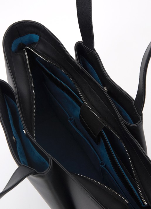 KAAI Dames Pyramid schoudertas van leer met 15 inch laptopvak in de kleur Zwart, maat: OS