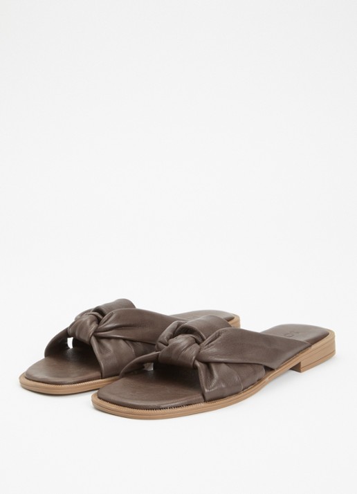Sofie Schnoor Dames Dagmarsw slipper van leer met knoopdetail in de kleur Hazelnootbruin