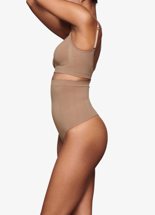 SKIMS Dames Seamless Sculpt high waisted corrigerende string in de kleur Lichtbruin, maat: 4XL