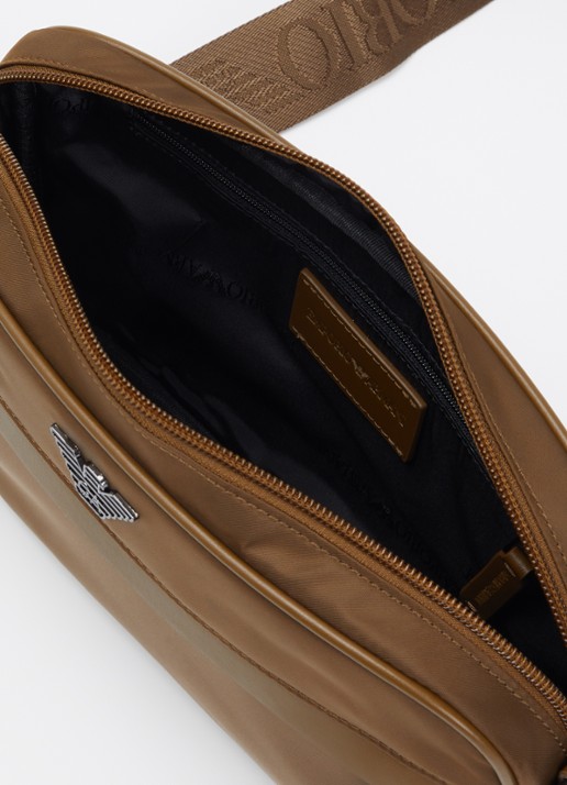 Armani Heren Crossbodytas met logo in de kleur Hazelnootbruin