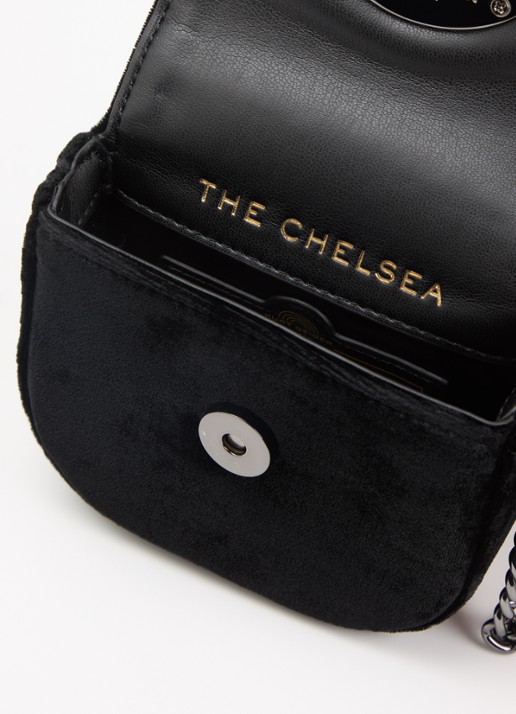 Kurt Geiger Dames Micro Chelsea Saddle crossbodytas van fluweel met logo in de kleur Zwart, maat: 1SZ