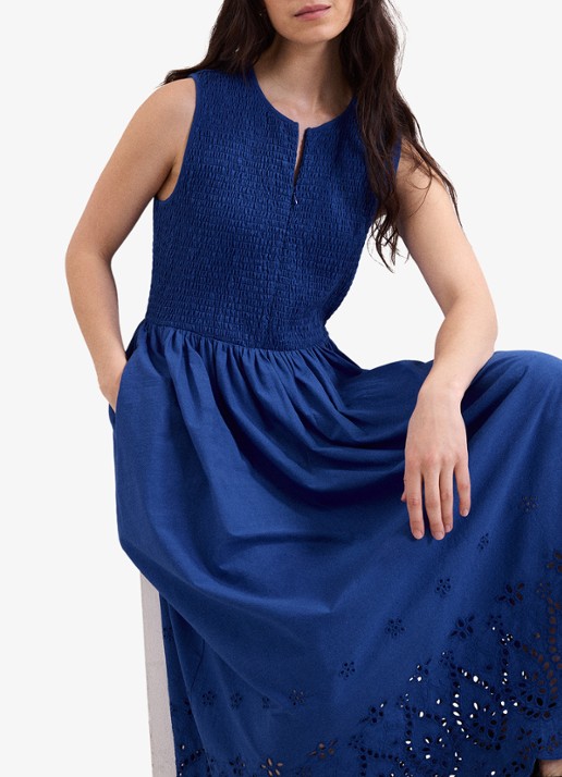 Phase Eight Dames Jade midi jurk met smockwerk en broderie in de kleur Donkerblauw
