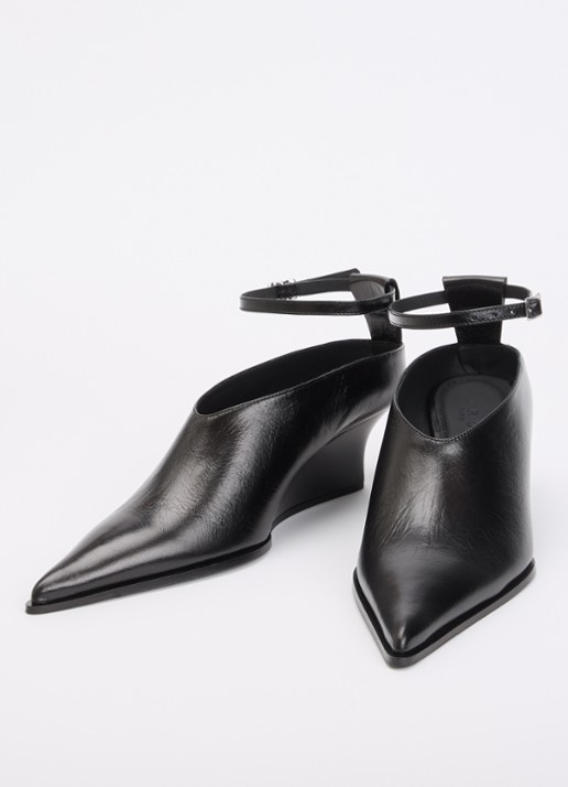 IRO Pump van leer - detail 3 zwart