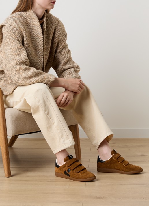 Isabel Marant Beth sneakers van suéde met logo  - voorkant 3 cognac