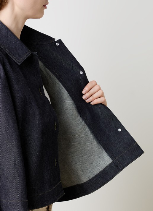 J.W. Anderson Cropped A-lijn blouse van denim met borstzak en donkere wassing - detail 2 indigo