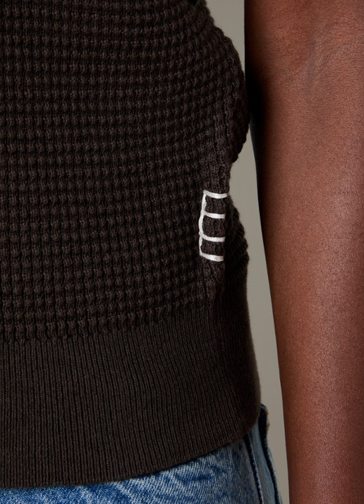 J.W. Anderson Grofgebreide polo in kasjmierblend met ribstructuur - detail 4 donkerbruin