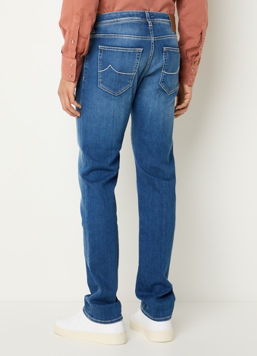 Jacob Cohën Nick slim fit jeans met medium wassing - achterkant indigo
