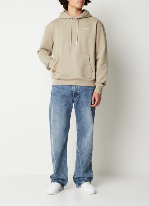 Jacquemus Hoodie van  katoen met logoborduring - voorkant 2 khaki