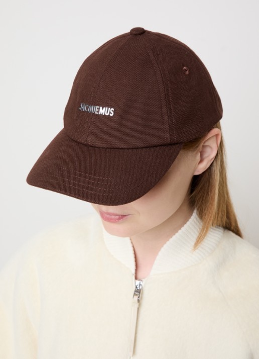 Jacquemus La casquette gadjo pet met logo - voorkant 3 hazelnootbruin