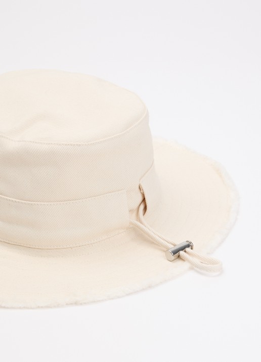 Jacquemus Le Bob Artichaut bucket hoed met logo - detail gebroken wit