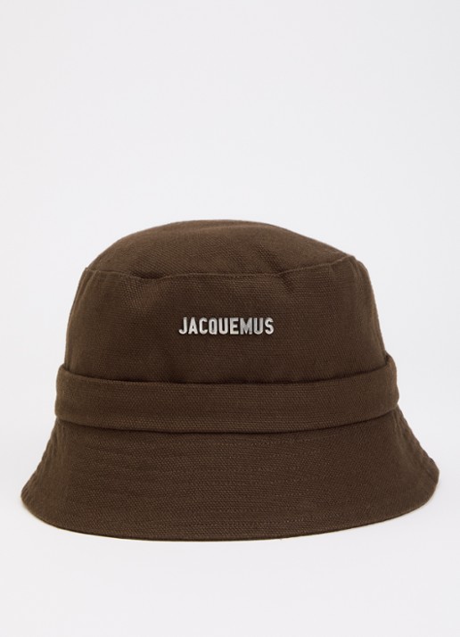 Jacquemus Le Bob Gadjo bucket hoed met logo - voorkant 2 donkerbruin
