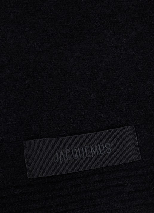 Jacquemus Le Gross Grain sjaal in alpaca wolblend met logoborduring 140 x 39 cm - voorkant 2 zwart